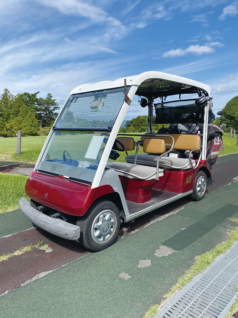 ゴルフ場に停車するゴルフカート